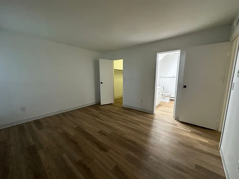 University Park Apartments near Cornell University — Photo 242