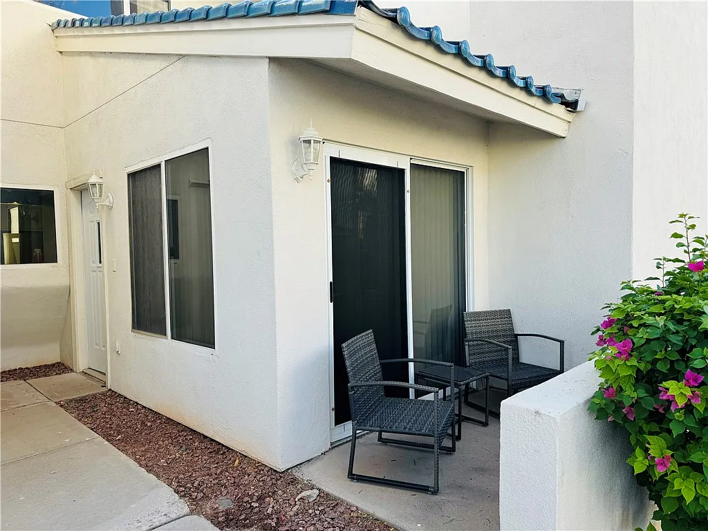 2 bed, 1.5 bath, 1156 sqft, $1,800 — Photo 2