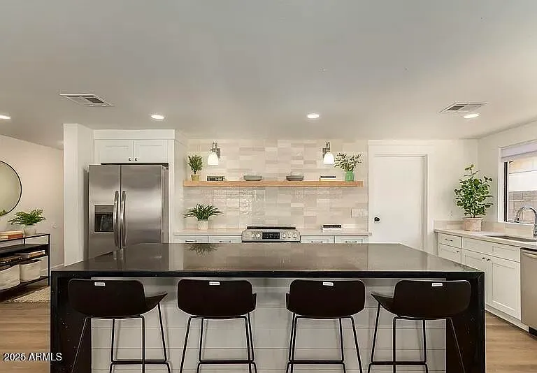 3 bed, 2.0 bath, 1372 sqft, $3,300 — Photo 2