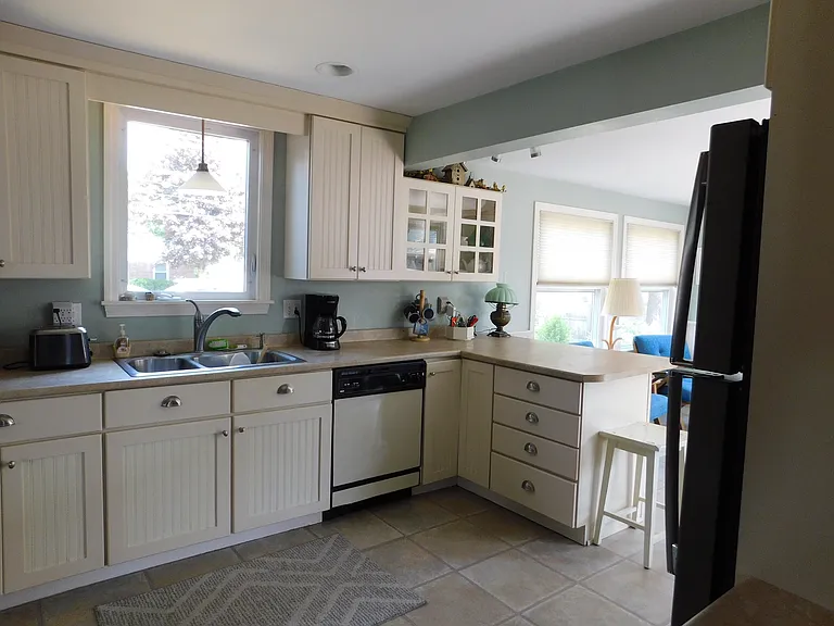 70 E Grand Ave — Photo 4