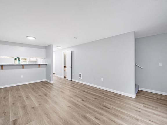4th image of 13334 SE Division St APT 1