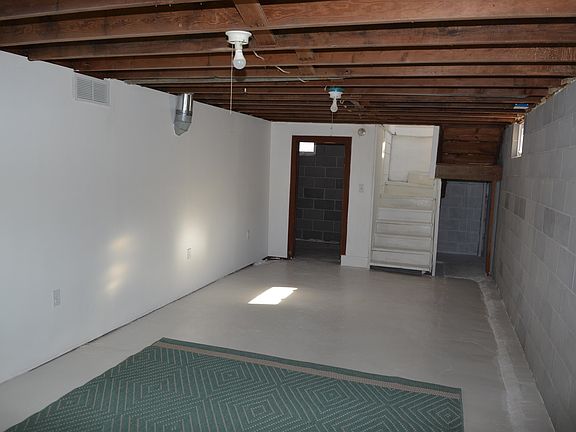 5th image of 320 N Kearney Ave