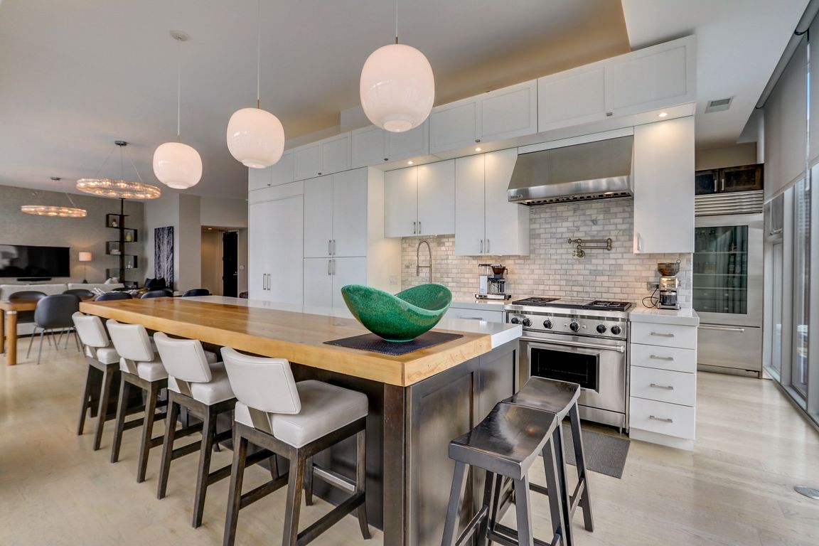 N Saint Clair St 2502-015