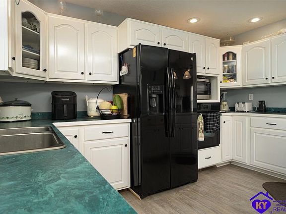 3rd image of 165 Camelot Dr