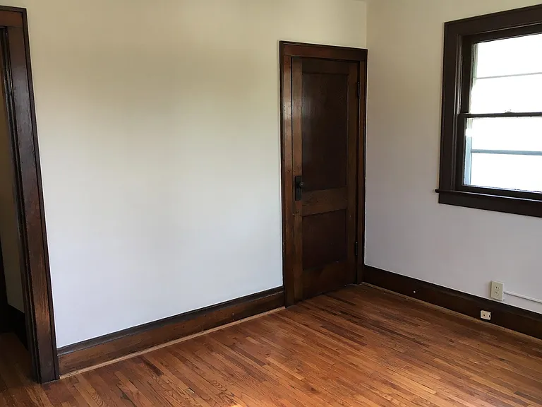 431-433 E Tompkins St — Photo 15
