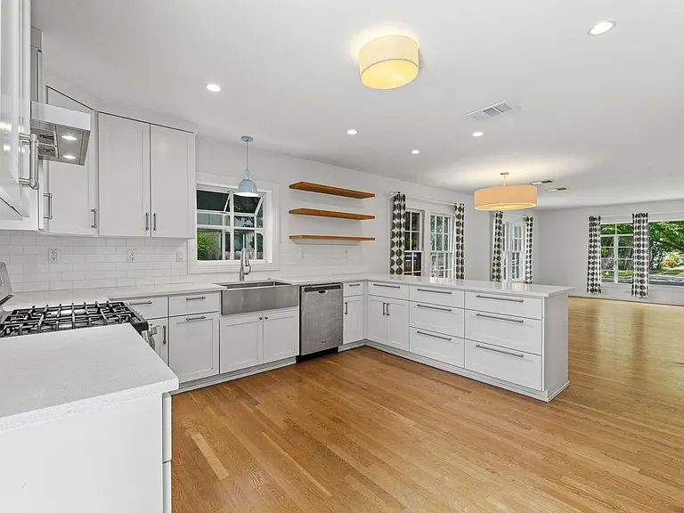 3810 Avenue H — Photo 14