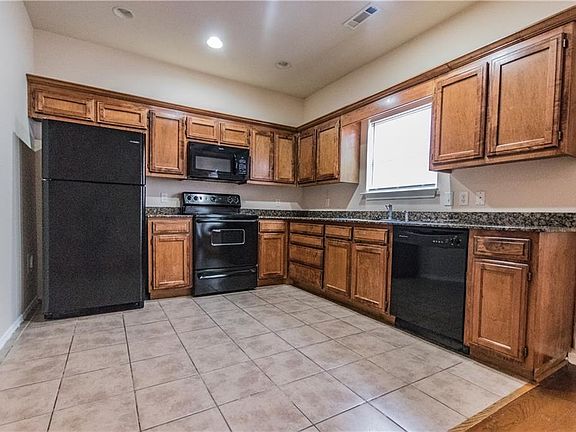 4th image of 3207 SW Amberwood Ave Unit 1