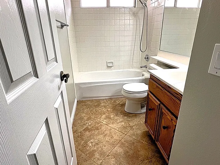 2682 Alegre Ave — Photo 4