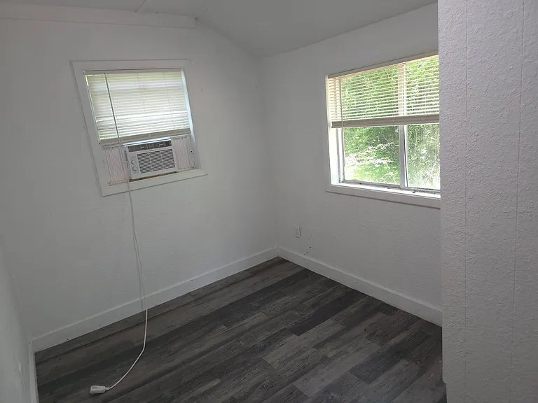 216 Elizabeth Ter — Photo 13