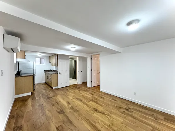 135 Chisholm Ave #5, Toronto, ON M4C 4V9