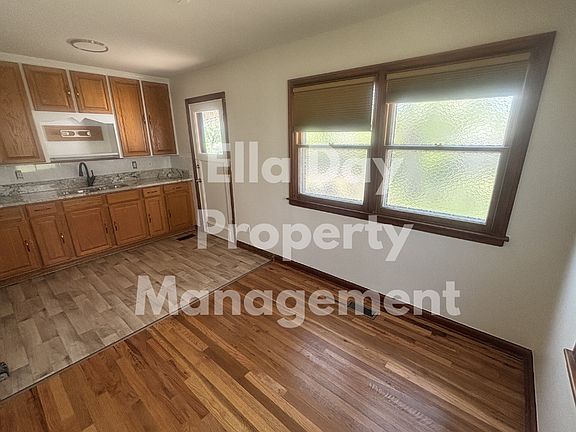 4th image of 939 N Old Manor Rd