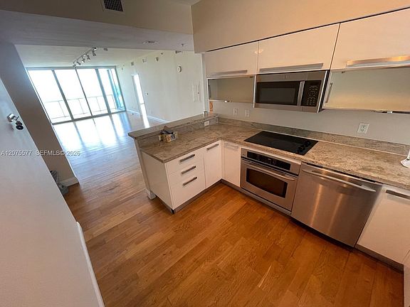 3rd image of 601 NE 36th St APT 1209