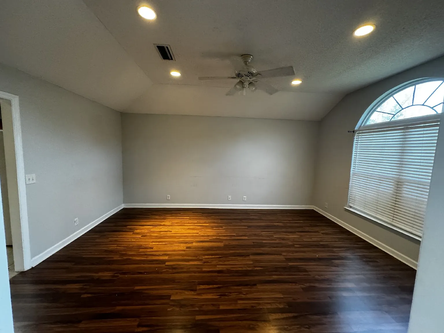 3 bed, 2.0 bath, 1356 sqft, $1,800 — Photo 3