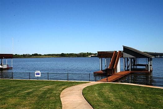 3rd image of 112 Lakeside Ct
