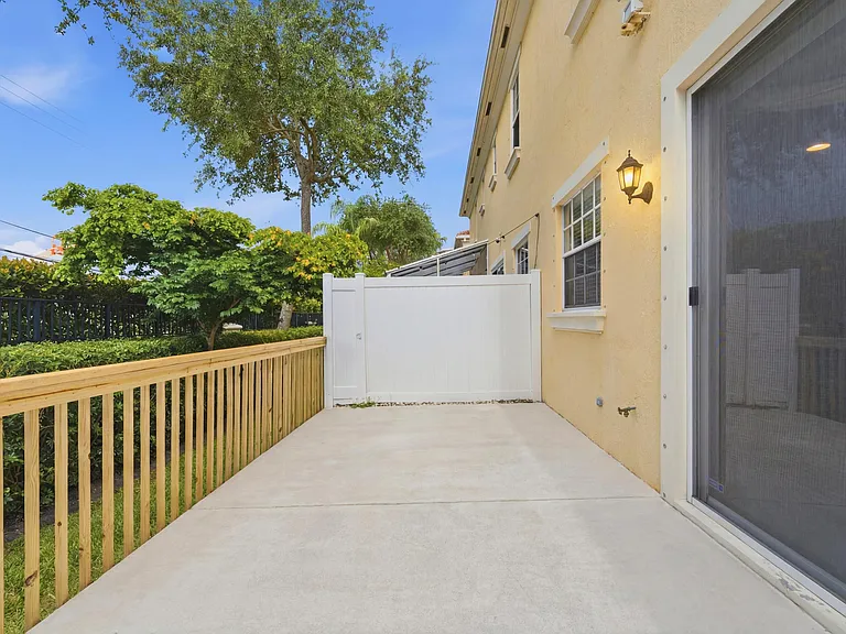 556 Marbella Cir — Photo 3
