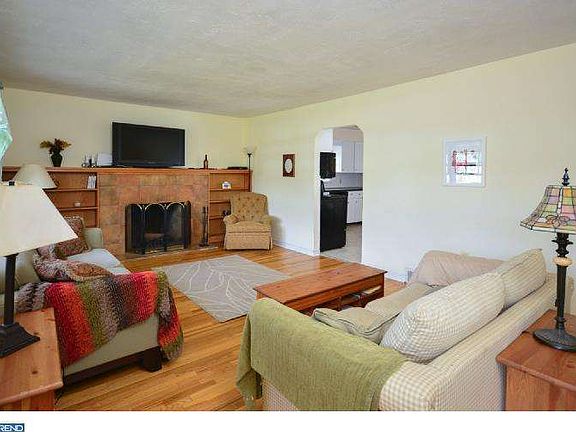 5th image of 390 Anderson Ave