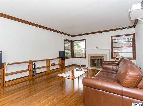4th image of 2883 N Mount Curve Ave