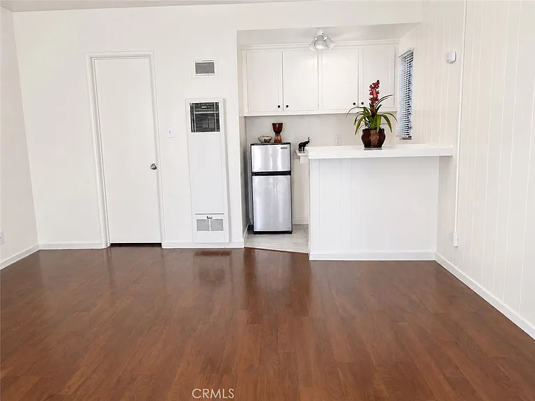 1935 S Corning St — Photo 2