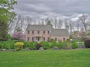 35 Pine Manor Dr, Hellertown, PA 18055