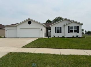 1615 Prairie Knoll Dr, Janesville, WI 53546