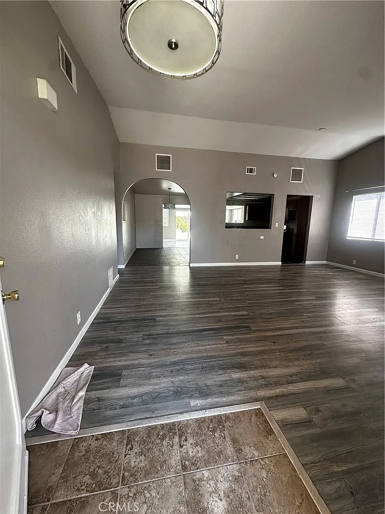 3 bed, 1551 sqft, $3,200 — Photo 2