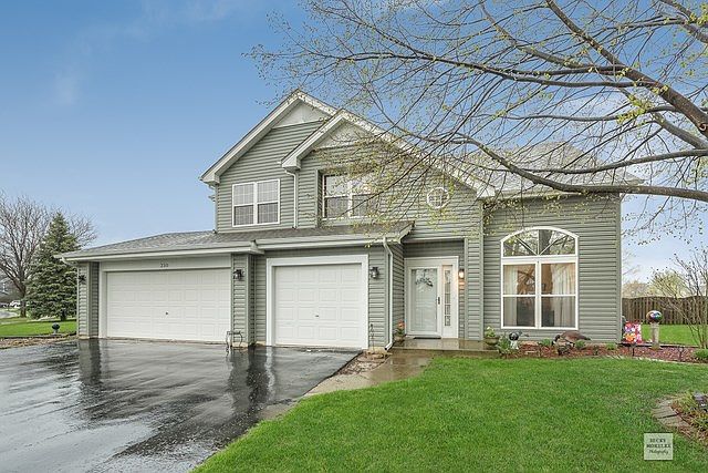 WELCOME HOME TO THIS WELL MAINTAINED LARGE HOME IN DESIRED VICTORIA MEADOWS NESTLED ON A CORNER LOT 