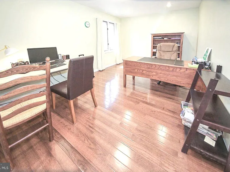 1120 Cymry Dr — Photo 11