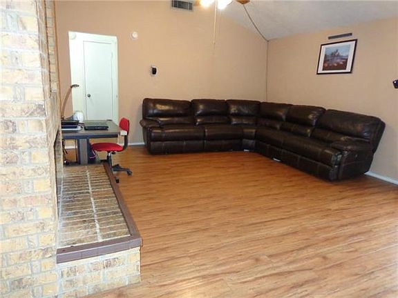 3rd image of 932 Madison Cir