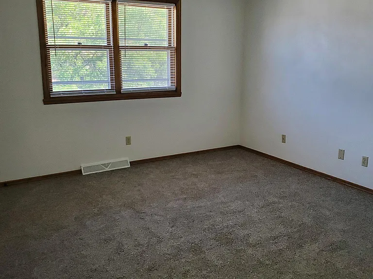 1335 Meadow Ln — Photo 9
