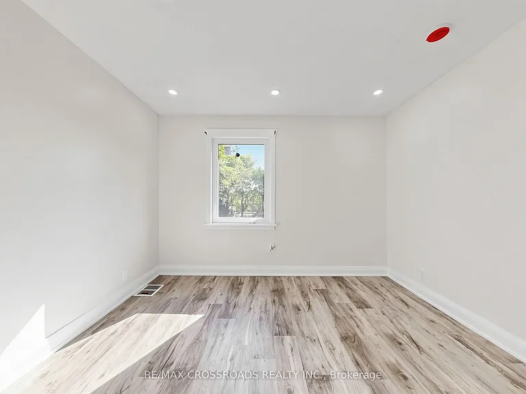 1496 Simcoe St N — Photo 3