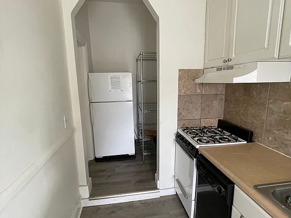 2nd image of 339 Thayer St #3