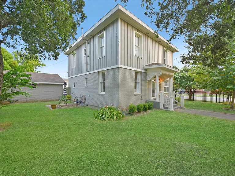 3427 Avenue L — Photo 3
