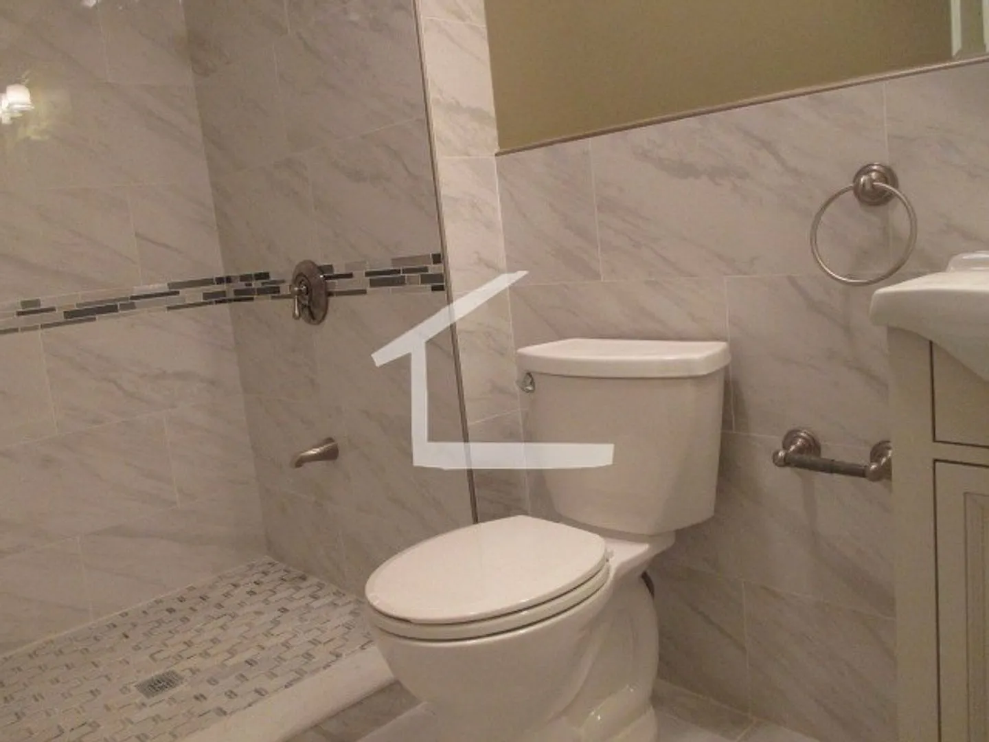 No Brokers Fee, In-Unit Washer and Drter, heat and Hot Water Included, Eat-in Kitchen, Steps from... — Photo 2