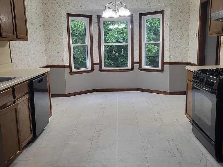 Kitchen / eat-in
