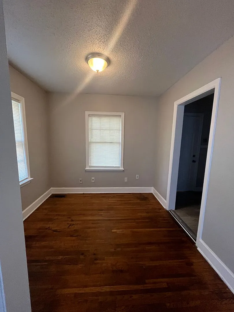Newly Renovated House on a quiet Street — Photo 4