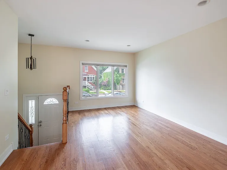 1110 N Christiana Ave — Photo 2