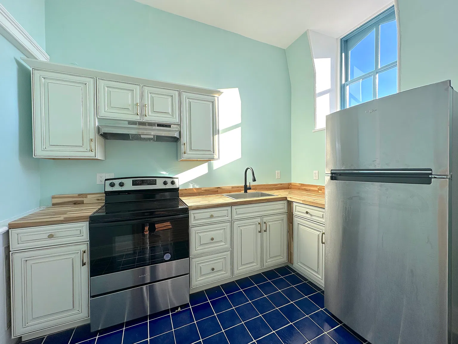 2 bed, 644 sqft, $2,400 — Photo 3