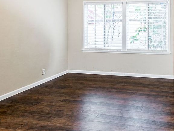 5th image of 7134 W 85th St