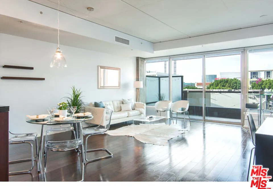 1 bed, 1.0 bath, 1020 sqft, $2,900 — Photo 3