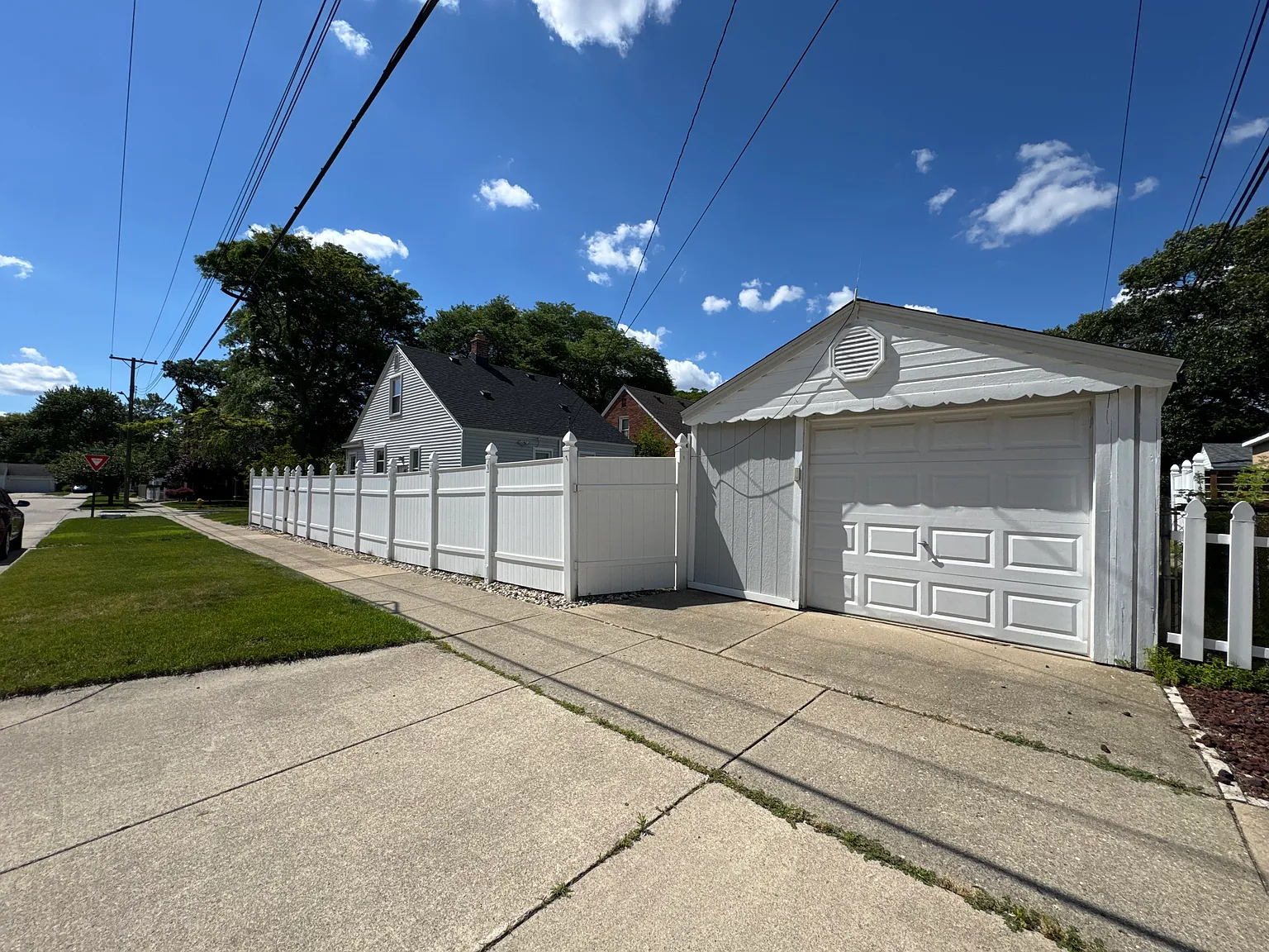 3 bed, 1082 sqft, $2,200 — Photo 2