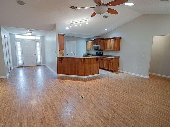 5th image of 533 NW Oakmont Way