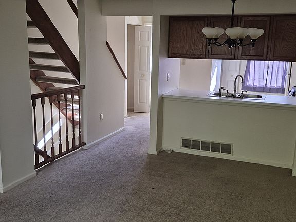 2nd image of 810 Lexington Dr