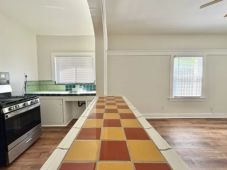 413 E 7th St #5 — Photo 3