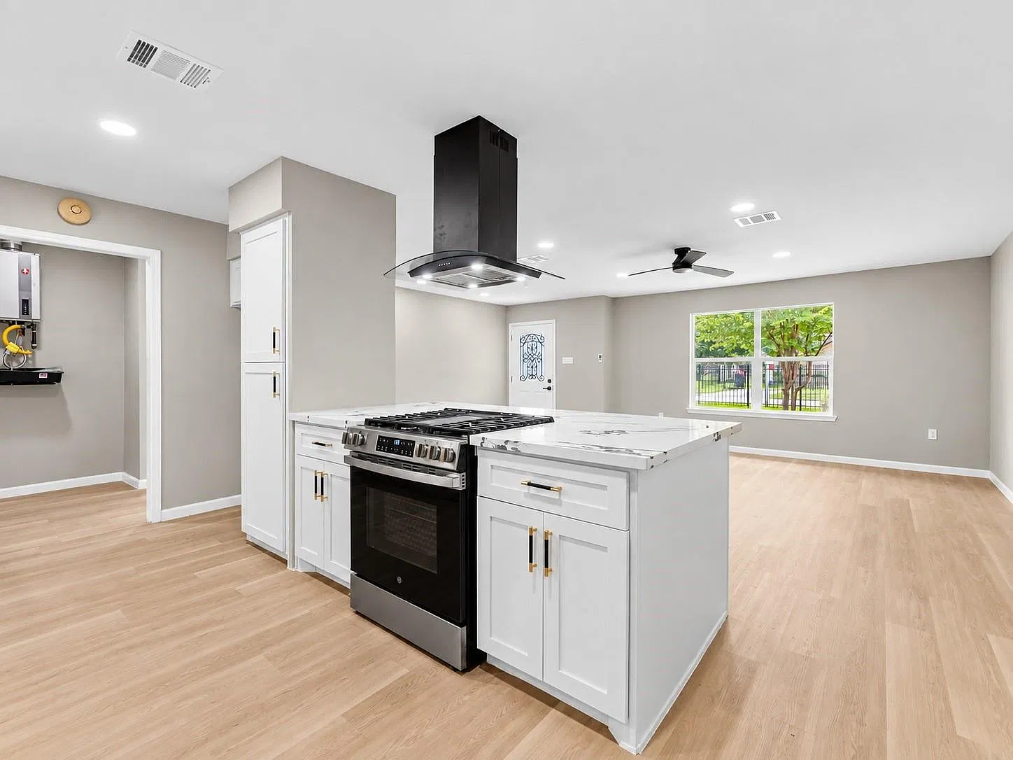 3 bed, 2.5 bath, 1395 sqft, $2,100 — Photo 4