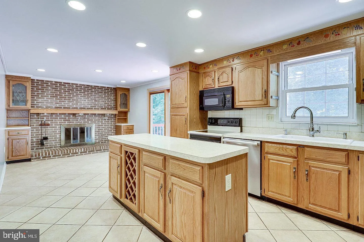 4 bed, 2.5 bath, 2180 sqft, $4,700 — Photo 3