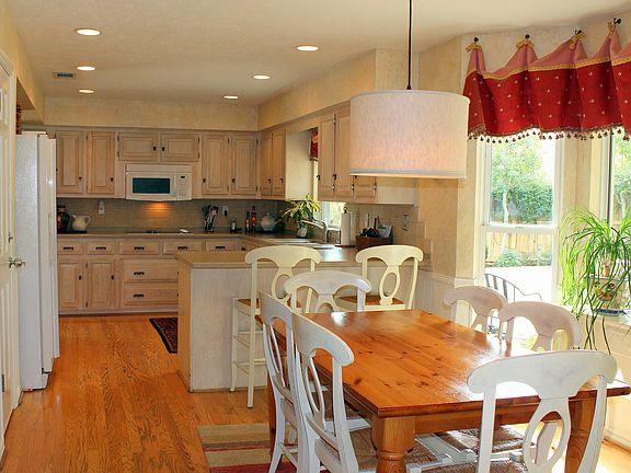 3rd image of 16901 Colegrove Dr