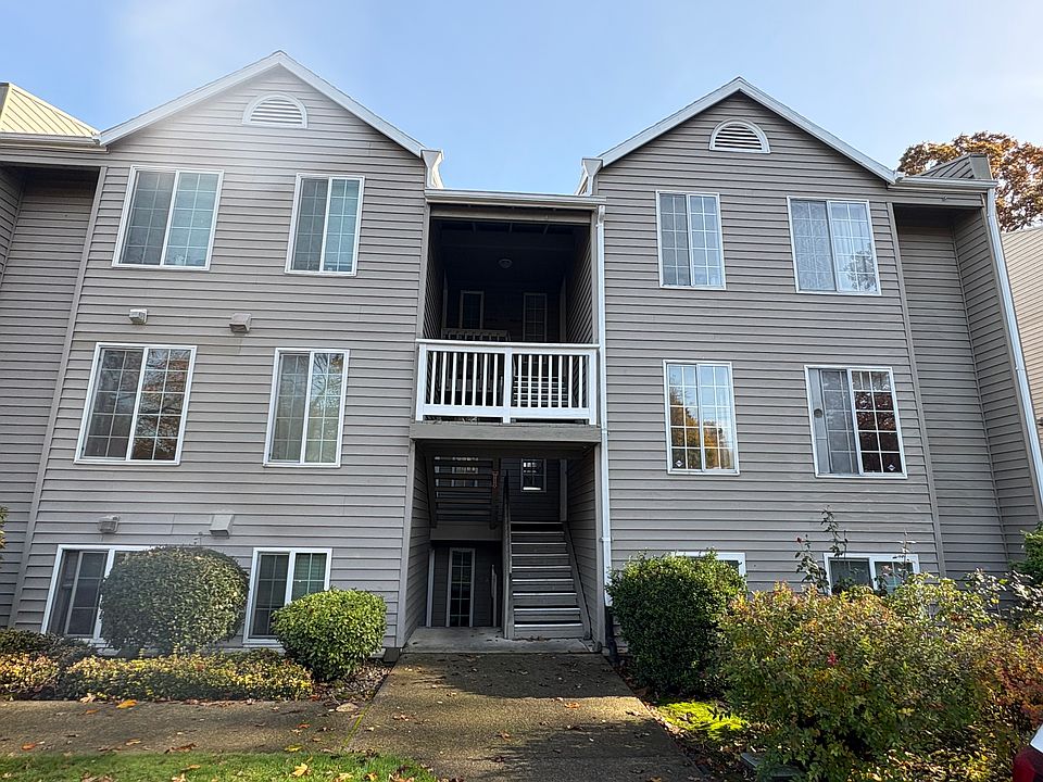 Top Floor unit in quiet neighborhood and park-like setting.