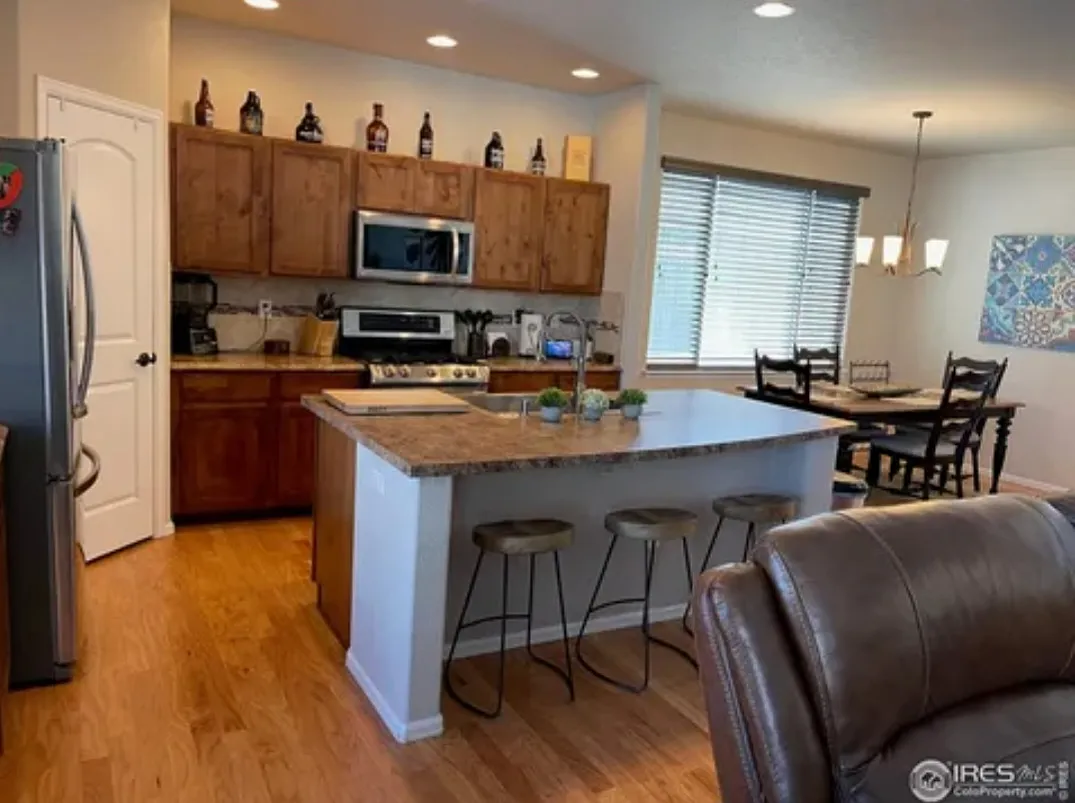 4 bed, 2334 sqft, $2,950 — Photo 2