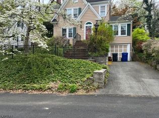 8 Midland Dr, Morristown, NJ 07960