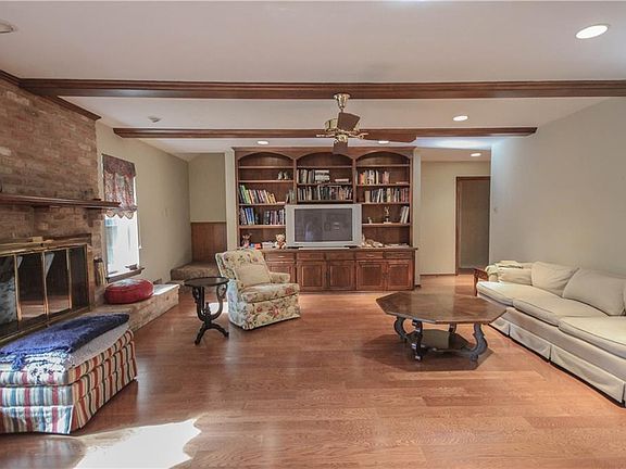 5th image of 204 N Waterview Dr
